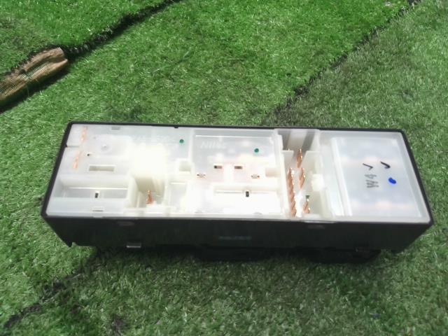【中古】ｅＫクロススペース 4AA-B35A パワーウインドウ PWスイッチ MQ716651 自社品番250332 W37F28