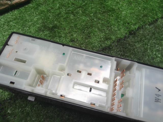 【中古】ｅＫクロススペース 4AA-B35A パワーウインドウ PWスイッチ MQ716651 自社品番250332 W37F28