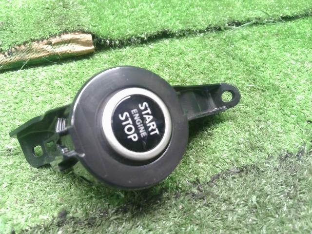 【中古】ｅＫクロススペース 4AA-B35A イグニッションスイッチ プッシュ エンジンスタート MQ716641 自社品番250332 W37F28