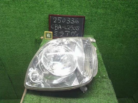 【中古】ミラアヴィ CBA-L250S 右ヘッドランプ ライト 81110-B2260 自社品番250336 S30