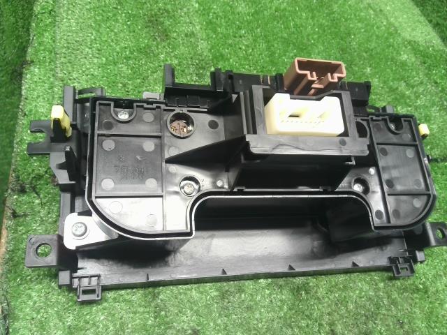 【中古】ミラアヴィ CBA-L250S エアコン AC スイッチパネル 55910-B2130 自社品番250336 S30