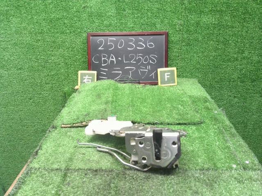 【中古】ミラアヴィ CBA-L250S 右フロントドアロック 69303-B2020 自社品番250336 S30