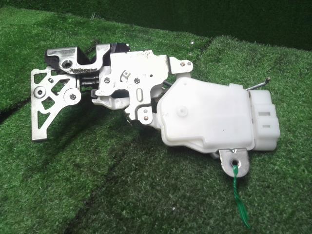 【中古】ミラアヴィ CBA-L250S 右フロントドアロック 69303-B2020 自社品番250336 S30