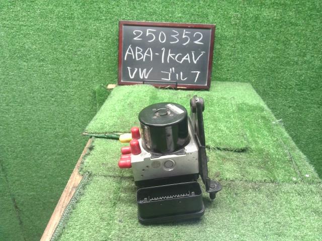 【中古】VW ゴルフ ABA-1KCAV ＡＢＳアクチュエーター 1K0 614 517 BK 自社品番250352