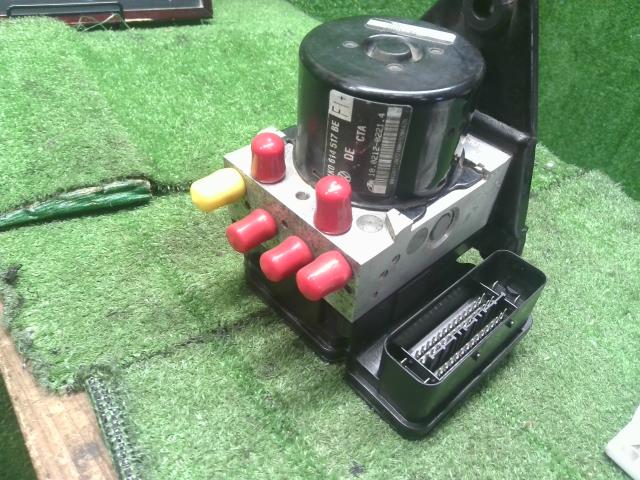 【中古】VW ゴルフ ABA-1KCAV ＡＢＳアクチュエーター 1K0 614 517 BK 自社品番250352