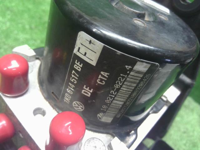 【中古】VW ゴルフ ABA-1KCAV ＡＢＳアクチュエーター 1K0 614 517 BK 自社品番250352