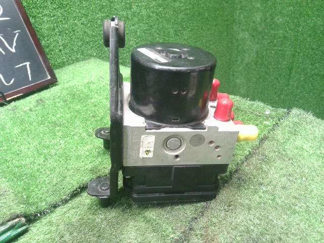 【中古】VW ゴルフ ABA-1KCAV ＡＢＳアクチュエーター 1K0 614 517 BK 自社品番250352