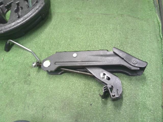 【中古】VW ゴルフ ABA-1KCAV スペアタイヤ 工具 ジャッキ 1K0 601 027 S 自社品番250352