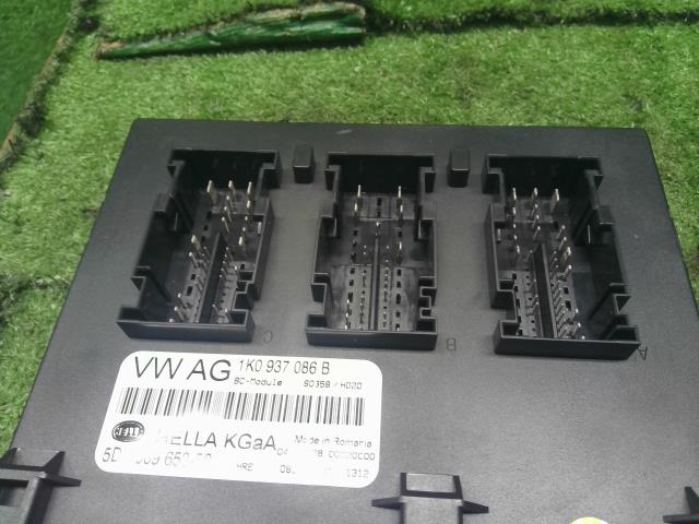 【中古】VW ゴルフ ABA-1KCAV ヒューズボックス 1K0 937 087 G 自社品番250352