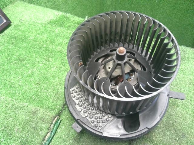 【中古】VW ゴルフ ABA-1KCAV ヒーターブロアモーター 1K2 820 015 H 自社品番250352