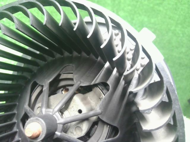 【中古】VW ゴルフ ABA-1KCAV ヒーターブロアモーター 1K2 820 015 H 自社品番250352