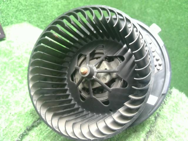 【中古】VW ゴルフ ABA-1KCAV ヒーターブロアモーター 1K2 820 015 H 自社品番250352