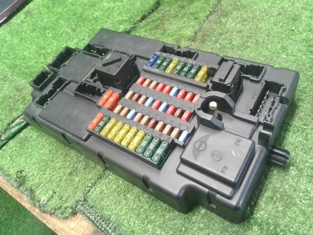 【中古】BMW ミニ ABA-MF16S ヒューズボックス 61 35 3 457 582 自社品番250353