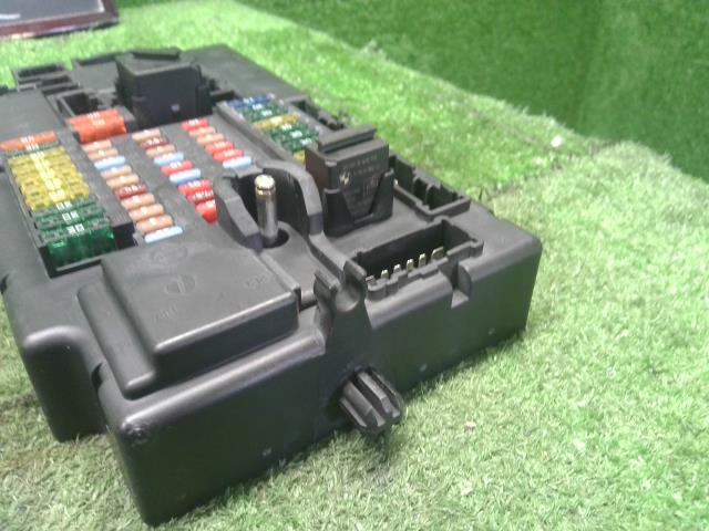 【中古】BMW ミニ ABA-MF16S ヒューズボックス 61 35 3 457 582 自社品番250353