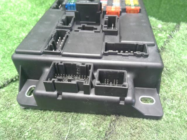 【中古】BMW ミニ ABA-MF16S ヒューズボックス 61 35 3 457 582 自社品番250353
