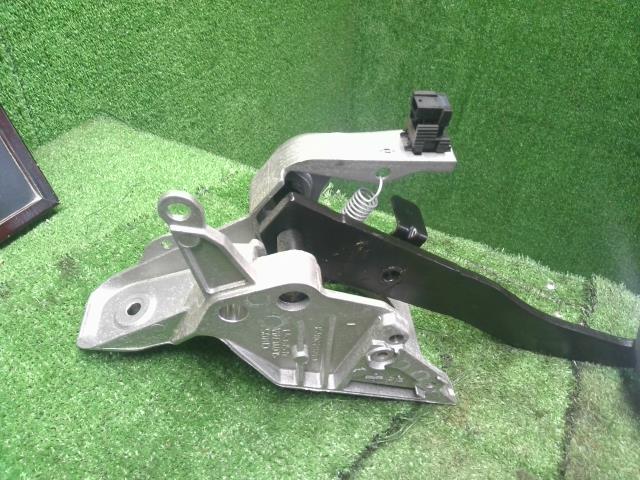 【中古】BMW ミニ ABA-MF16S ペダル 35 40 6 889 816 自社品番250353