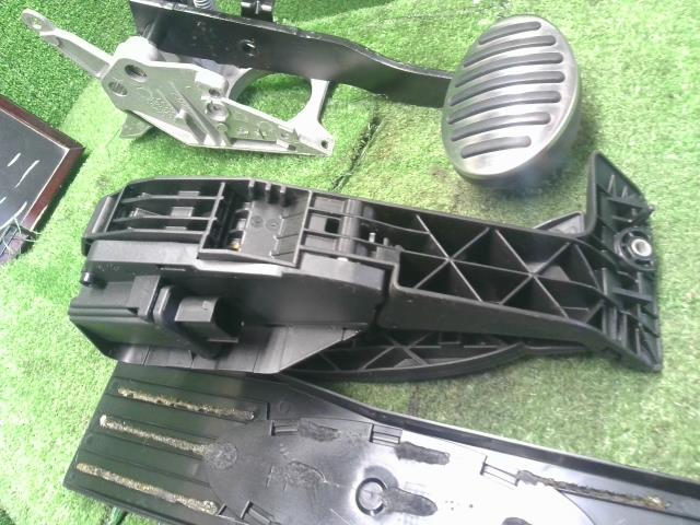 【中古】BMW ミニ ABA-MF16S ペダル 35 40 6 889 816 自社品番250353