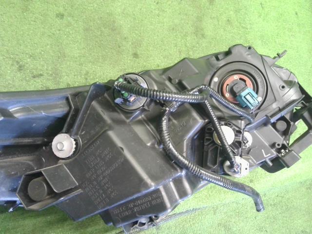 【中古】ヴェゼル DAA-RU3 左ヘッドランプ ライト 33150-T7B-J11 自社品番250354 G539P