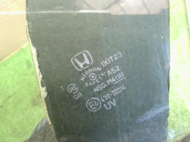 【中古】ヴェゼル DAA-RU3 左フロントドアガラス 73350-T7A-000 自社品番250354 G539P