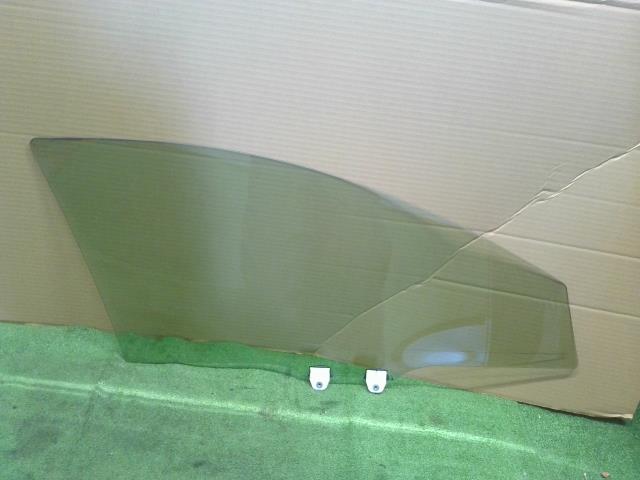 【中古】ヴェゼル DAA-RU3 左フロントドアガラス 73350-T7A-000 自社品番250354 G539P