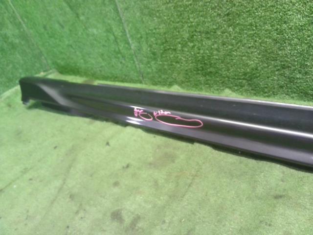 【中古】ヴェゼル DAA-RU3 右サイドステップ スポイラー 71800-T7B-003 自社品番250354 G539P