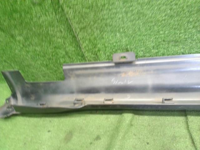 【中古】ヴェゼル DAA-RU3 左サイドステップ スポイラー 71850-T7B-003 自社品番250354 G539P
