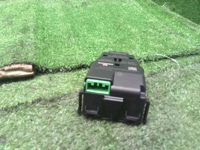 【中古】ヴェゼル DAA-RU3 フロントガラス用 カメラ 36130-T7B-J03 自社品番250354 G539P