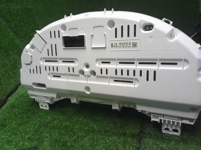 【中古】ヴェゼル DAA-RU3 スピードメーター 78100-T7B-J31 自社品番250354 G539P