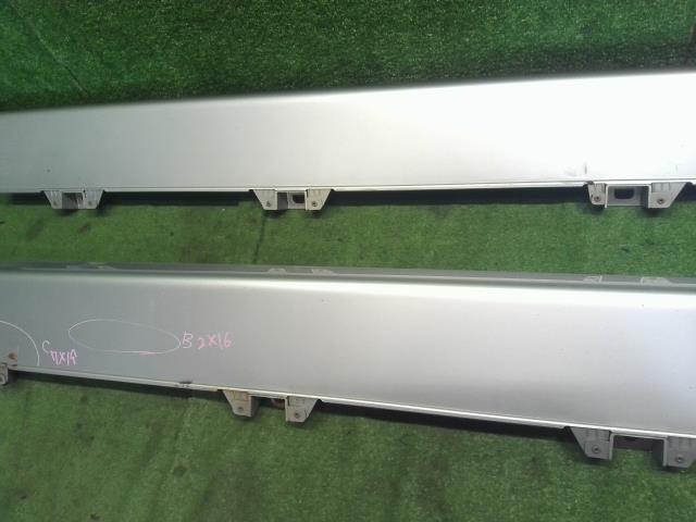 【中古】ヴェゼル DAA-RU3 左右 サイドステップ スポイラー 71850-T7B-003 自社品番250358 NH788P