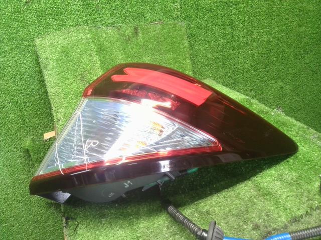 【中古】ヴェゼル DAA-RU3 右テールランプ 33502-T7B-J11 自社品番250358 NH788P