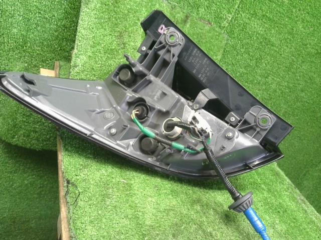 【中古】ヴェゼル DAA-RU3 右テールランプ 33502-T7B-J11 自社品番250358 NH788P
