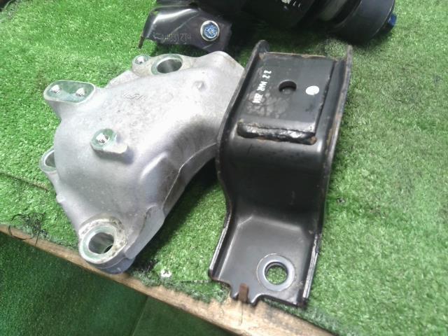 【中古】ヴェゼル DAA-RU3 エンジンマウント 50850-T7B-003,50822-T7A-003 自社品番250358 NH788P