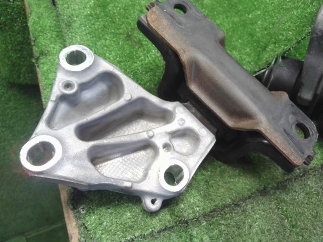 【中古】ヴェゼル DAA-RU3 エンジンマウント 50850-T7B-003,50822-T7A-003 自社品番250358 NH788P