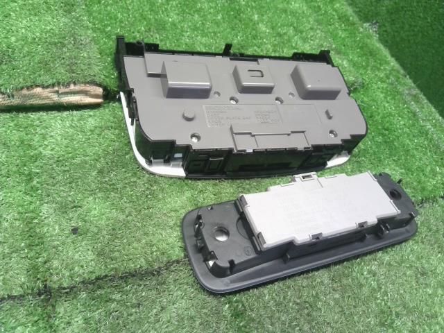 【中古】ヴェゼル DAA-RU3 ルームランプ 36620-T7A-J01,34403-T2A-H01ZD 自社品番250358 NH788P