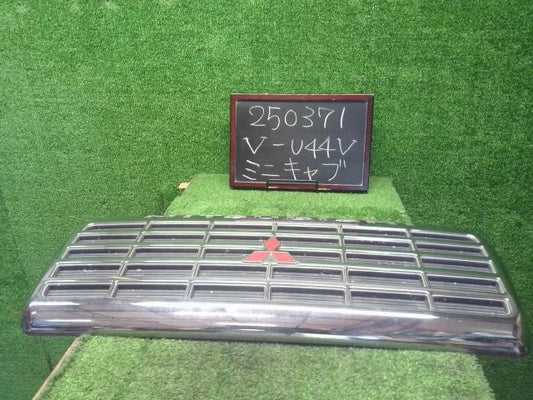 【中古】ミニキャブ V-U44V ラジエーターフロントグリル MR361559 自社品番250371 X08A26