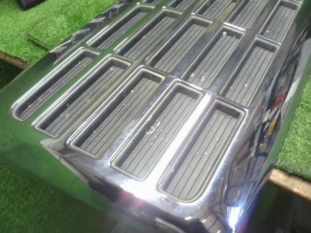 【中古】ミニキャブ V-U44V ラジエーターフロントグリル MR361559 自社品番250371 X08A26