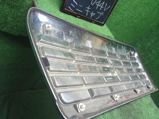 【中古】ミニキャブ V-U44V ラジエーターフロントグリル MR361559 自社品番250371 X08A26