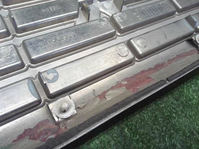 【中古】ミニキャブ V-U44V ラジエーターフロントグリル MR361559 自社品番250371 X08A26