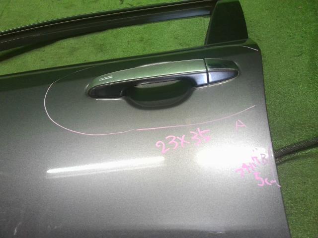 【中古】カムリ DAA-AVV50 左フロントドア 67002-33200 自社品番250372 1G3