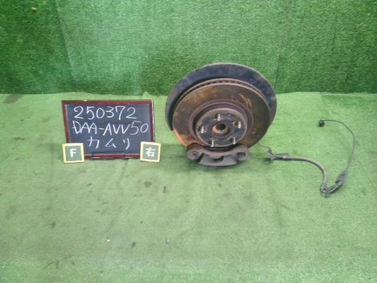 【中古】カムリ DAA-AVV50 右フロントナックルハブ 43211-58010 自社品番250372 1G3