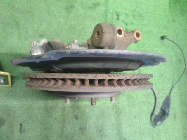 【中古】カムリ DAA-AVV50 右フロントナックルハブ 43211-58010 自社品番250372 1G3