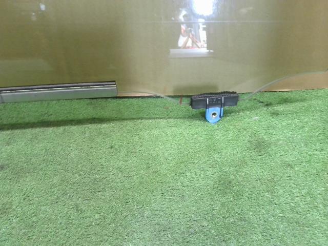 【中古】レクサス IS DAA-AVE30 右フロントドアガラス 68101-53081 自社品番250373 1J7