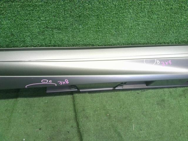 【中古】レクサス IS DAA-AVE30 右サイドステップ スポイラー 75851-53905-B2 自社品番250373 1J7