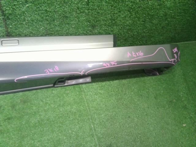 【中古】レクサス IS DAA-AVE30 右サイドステップ スポイラー 75851-53905-B2 自社品番250373 1J7