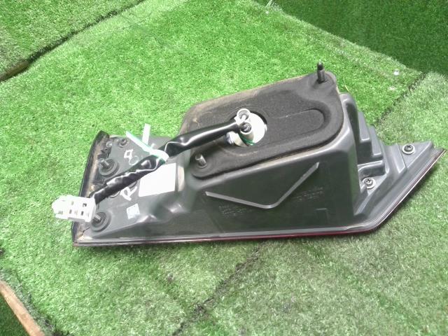 【中古】レクサス IS DAA-AVE30 右テールランプ 内側 81581-53140 自社品番250373 1J7