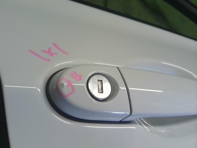 【中古】BMW 3シリーズ LDA-8C20 右フロントドア 41 00 7 298 566 自社品番250375