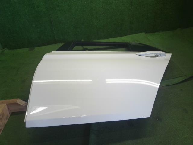 【中古】BMW 3シリーズ LDA-8C20 左リアドア 41 00 7 298 525 自社品番250375