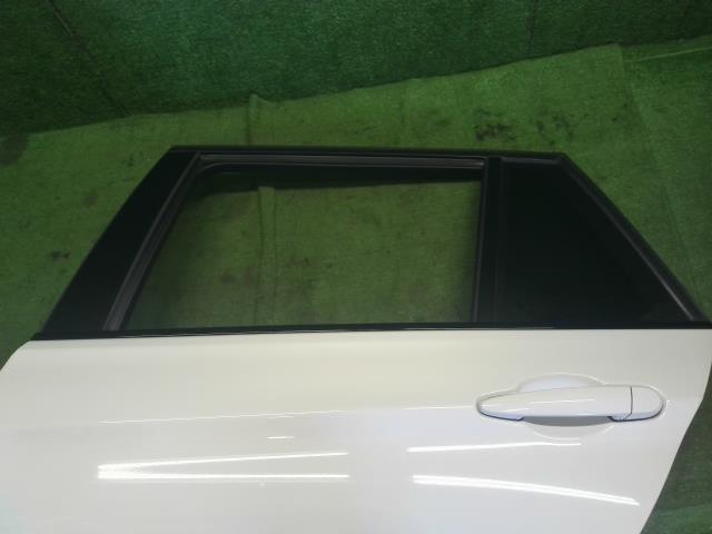 【中古】BMW 3シリーズ LDA-8C20 左リアドア 41 00 7 298 525 自社品番250375