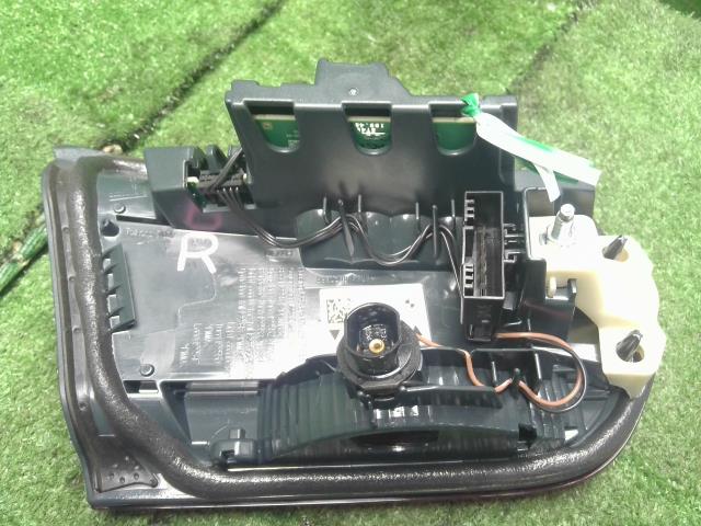 【中古】BMW 3シリーズ LDA-8C20 右テールランプ 内側 63 21 7 369 120 自社品番250375