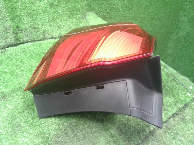 【中古】BMW 3シリーズ LDA-8C20 左テールランプ セット 63 21 7 372 209 自社品番250375